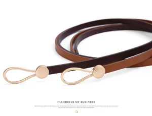 Dettaglio cintura da donna minimalista in pelle PU, design sottile con fibbia metallica elegante.