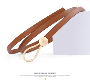 Cintura sottile marrone elegante da donna con fibbia in metallo dorato per jeans e abiti.