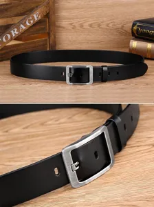 Klassieke heren lederen riem in zwart met zilverkleurige gesp, casual en stijlvol.