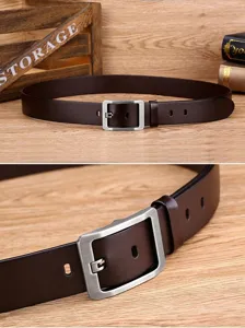 Bruine lederen herenriem met zilveren metalen doorn gesp voor casual zakelijke broeken.