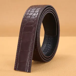 Vue rapprochée de la lanière de ceinture automatique marron à motif crocodile texture.