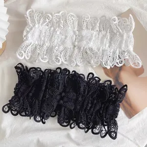 Vue détaillée de la ceinture corset en dentelle avec motifs ajourés et nœud chinois élégant.