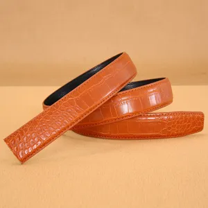 Détail de ceinture en cuir orange motif crocodile, lanière élégante affaires et loisirs.