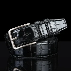 Cintura uomo in pelle nera goffrata coccodrillo con fibbia ad ardiglione argento.