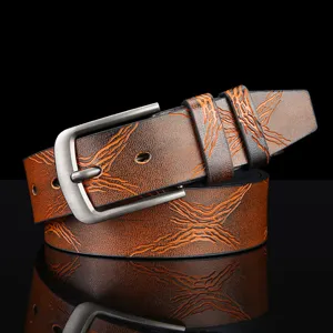 Dettaglio cintura in pelle retro da uomo, fibbia ad ardiglione elegante e cinturino marrone.