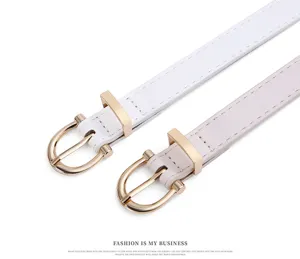 Ceinture fine en cuir pour femme avec boucle dorée élégante, accessoire pour jeans.