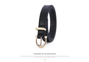 Vue de détail rapprochée d'une fine ceinture en cuir noir avec élégante boucle dorée.