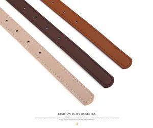 Détail de ceinture fine pour femme en cuir, design minimaliste, élégant et facile à assortir.