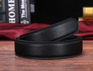 Dettaglio della cintura in pelle nera da uomo, superficie con trama litchi, 3.5 cm