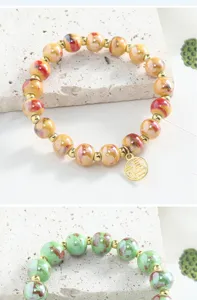 Detail de bracelet en perles ceramique de Jingdezhen, bijoux femme style chinois elegant.