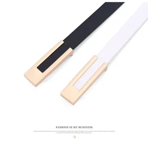 Gros plan sur les details de la fine ceinture en cuir pour femme avec boucles metalliques.