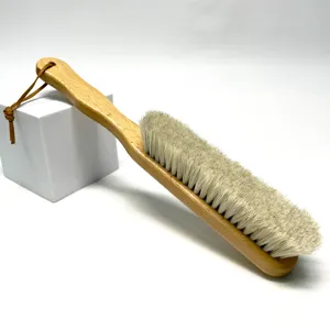 Brosse de nettoyage en bois à long manche avec poils blancs doux et lanière en cuir chaussures.