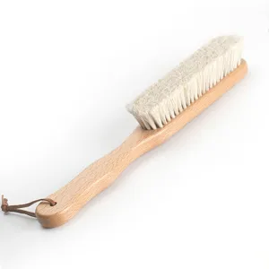 Brosse de nettoyage en bois à poils souples et lanière pour chaussures, vêtements et meubles.