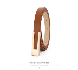 Vue détaillée de la ceinture fine pour femme en cuir marron avec boucle rectangulaire dorée et chic.