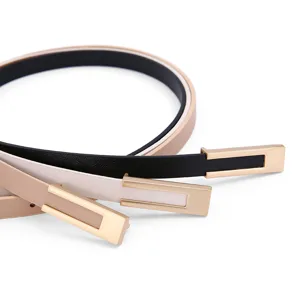 Ceinture fine en cuir pour femme minimaliste avec boucle métal élégante pour jeans.