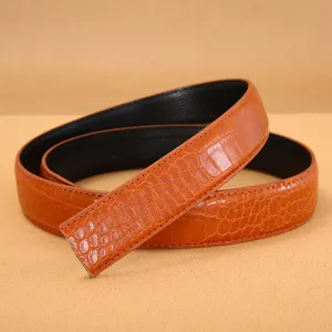 Vue de détail rapprochée de la sangle de ceinture en cuir marron motif crocodile.