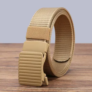 Detailaufnahme des taktischen Nylon-Segeltuchgürtels mit Automatik-Schnalle auf Holztisch.