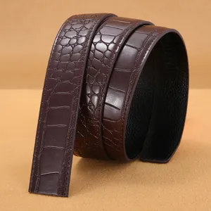 Gros plan détaillé de la lanière de ceinture pour homme en cuir gaufré croco marron foncé.