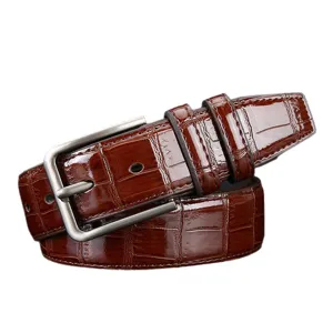 Cintura da uomo in pelle con motivo coccodrillo vintage e fibbia ad ardiglione chic.