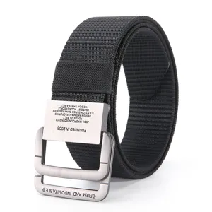 Vista detallada del cinturón de nylon negro con hebilla doble metálica y texto impreso.