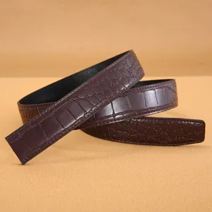 Courroie de ceinture en cuir marron motif crocodile pour homme, accessoire chic et décontracté.