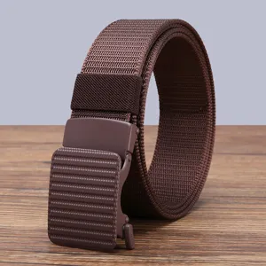 Brauner Herren Nylon taktischer Segeltuchgürtel Detailansicht, robuster Outdoor Gürtel.
