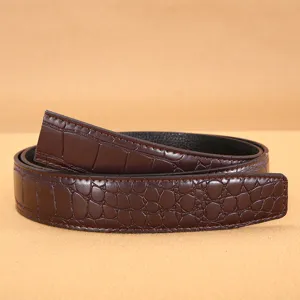 Vue rapprochée détaillée d'une lanière de ceinture automatique en cuir marron croco.