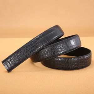 Gros plan sur la lanière de ceinture automatique noire avec détail de texture croco.