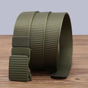 Detailansicht des militärgrünen taktischen Nylon-Segeltuchgürtels mit Automatik-Schnalle.