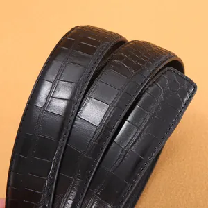 Détail de sangle de ceinture en cuir motif crocodile noir, gros plan ceinture pantalon h