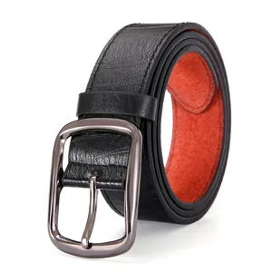 Ceinture en cuir noir pour homme avec doublure orange et boucle ardillon en métal argenté.