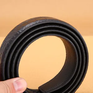 Ceinture en cuir noir motif crocodile pour homme détail, sangle de taille habillée élégante.