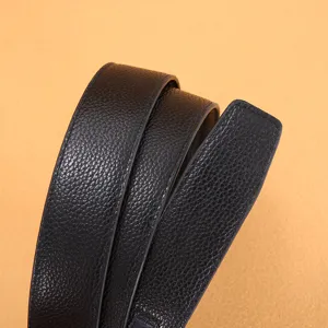 Ceinture en cuir noir pour hommes vue détail, design texturé premium pour style habillé.