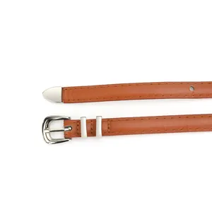 Detailansicht eines schmalen Damen-Ledergürtels in Braun mit eleganter Metallschließe.