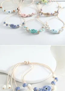 Detail des Keramikfisch Perlenarmbands, handgemachtes geflochtenes Seil, Ozean Stil.