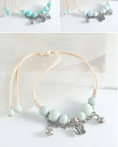 Bracelet chic en perles de céramique de Jingdezhen avec pendentif papillon et cloche pour femme.