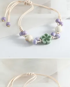 Bracelet de perles en ceramique style chinois avec pendentif fleur verte et cordon reglable.