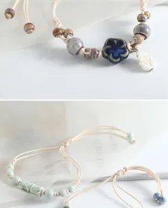 Vue détaillée de bracelets de perles en céramique chinoise faits à main avec des breloques.