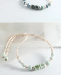 Vue détaillée du bracelet en perles de céramique de Jingdezhen avec pendentif en bambou.