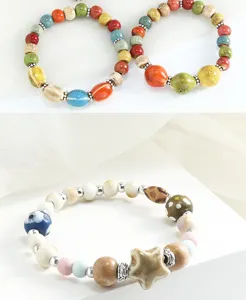 Dettaglio bracciale con perle in ceramica, perle smaltate colorate artigianali stile etnico.