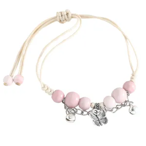 Joli bracelet en perles de céramique style chinois avec charm papillon et cordon réglable.
