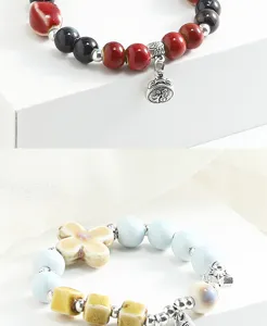 Bracciale di perle in ceramica in stile etnico cinese con perline colorate e ciondolo portafortuna.