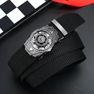 Vue détaillée d'une ceinture en toile tactique élégante avec boucle de cadran rotatif.