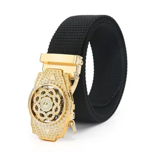 Ceinture en toile noire unisexe avec boucle automatique dorée à motif rotatif.