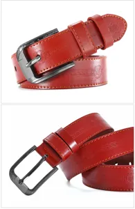 Cintura da uomo in ecopelle rossa con fibbia ad ardiglione e motivo greco in rilievo casual.
