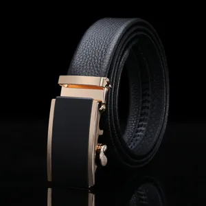 Nahaufnahme des eleganten Herren Ledergürtels mit automatischem Metall Schnallenverschluss Details.