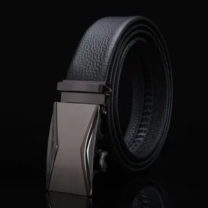 Schwarzer Herren Ledergürtel mit automatischer Metallschnalle, klassisches Business-Accessoire.