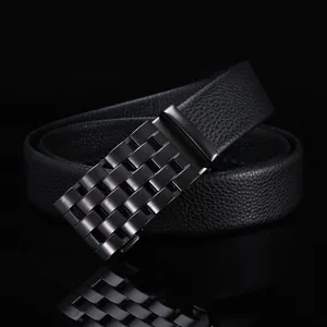 Herren Echtleder Gürtel mit stilvollem geometrischem automatischen Metall-Schnallen-Detail.