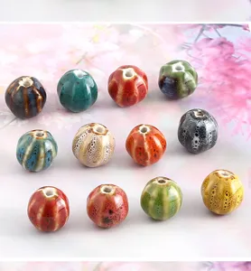 Vista di dettaglio delle perle in ceramica anguria retro, perfette per gioielli DIY.