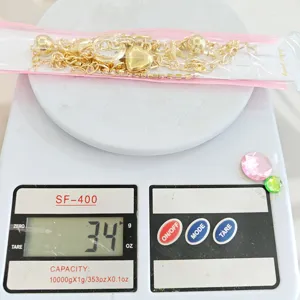 Goldenes mehrlagiges Kettenarmband Uhr mit Stern Mond und Herz Anhänger für Damen.